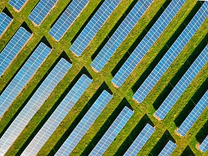 ESG news regarding Amazon’s plans for a new Santiago data center, the impact of Trump’s anti-China policies on U.S. solar manufacturing, the new Partnership between ICE and the Climate Bonds Initiative, and the upcoming merger between McCormick and Unilever