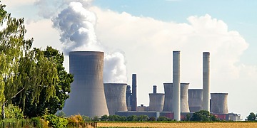 ESG news regarding Sizewell C nuclear plant cost outweighing household benefits for decades, Indonesia centralizing key commodity exports via sole state enterprise, Britain facing £260bn annual cost by 2050 without heavy climate resilience investment, and maintenance workers striking at Australian LNG export plants.