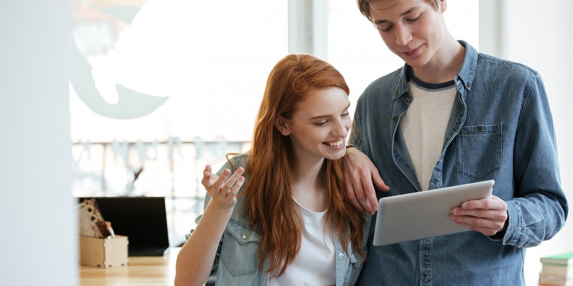 Consumer comparing fiber internet providers and broadband plans using an online comparison platform.