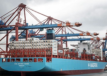 The ship “San Antonio Maersk” in a German port.