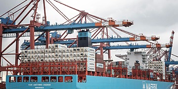 The ship “San Antonio Maersk” in a German port.