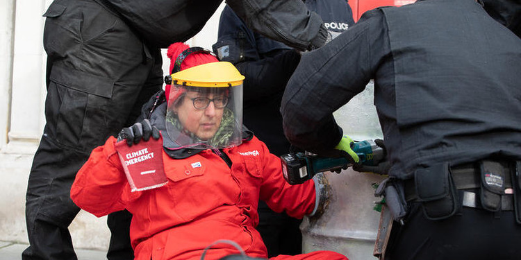 100 Greenpeace activists delivered 500 solar panels with a total area of over 800 square metres to BP’s London Headquarters in St James’ Square. All six office doors around the building have been blocked with activists locked to dirty oil barrels to prevent staff from entering. Photo Credit: © Suzanne Plunkett / Greenpeace