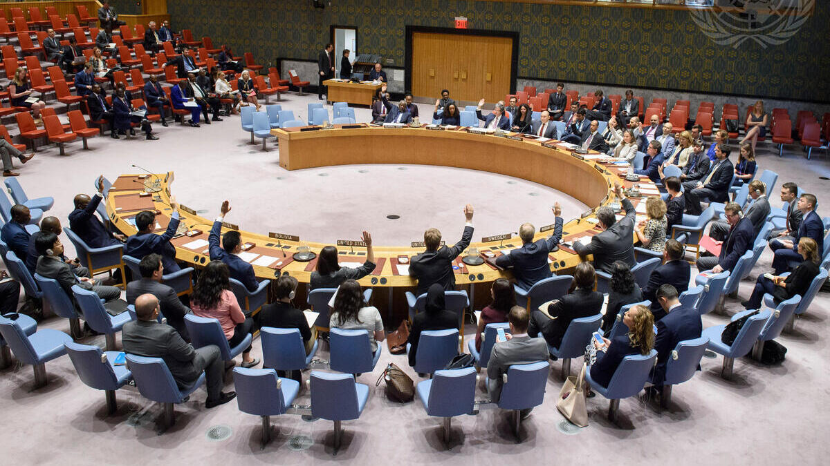 The Security Council unanimously adopts Resolution 2417