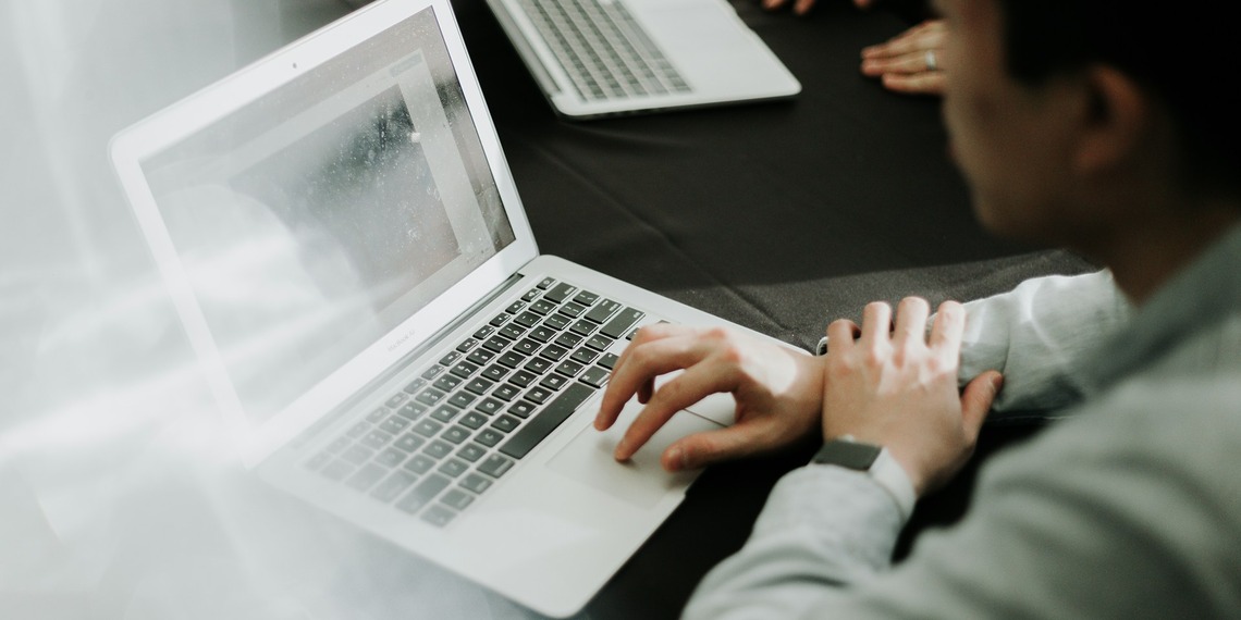 Man using a laptop protected by automatic logout security