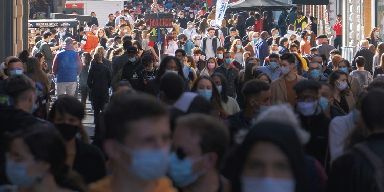 crown of people with masks during the covid-19 pandemic